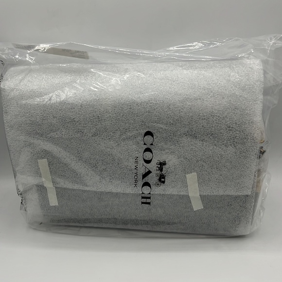 Coach x Disney Minnie Mouse Dinky Crossbody - Picture 14 of 15